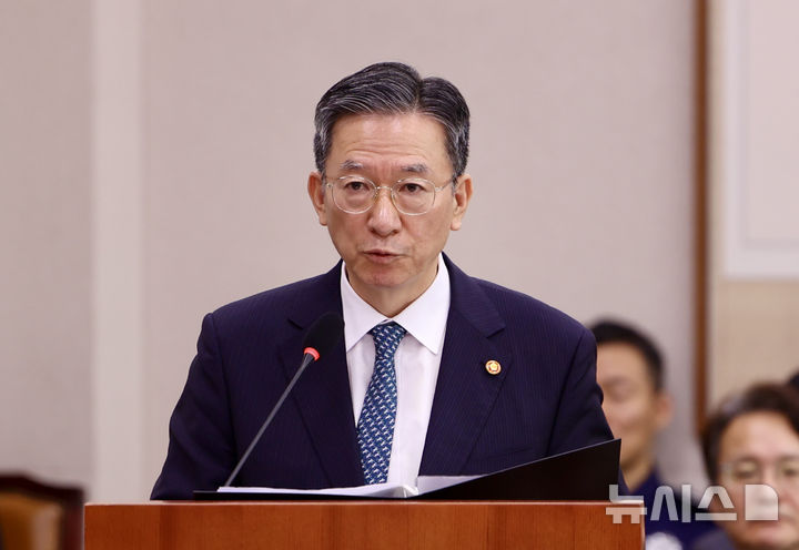 [서울=뉴시스] 김명년 기자 = 정성호 법무부 장관이 지난 14일 오전 서울 여의도 국회 법제사법위원회에서 열린 법무부 등에 대한 국정감사에서 발언하고 있다. 2025.10.14. kmn@newsis.com