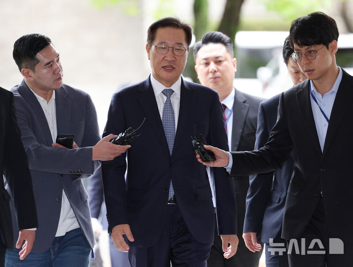 [서울=뉴시스] 김진아 기자 = 윤석열 전 대통령의 12·3 비상계엄 선포에 가담한 혐의를 받는 박성재 전 법무부 장관이 14일 오전 서울 서초구 서울중앙지방법원에서 열린 구속 전 피의자 심문(영장실질심사)에 출석하고 있다. 2025.10.14. bluesoda@newsis.com