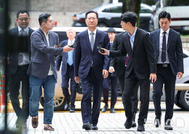 [서울=뉴시스] 김진아 기자 = 윤석열 전 대통령의 12·3 비상계엄 선포에 가담한 혐의를 받는 박성재 전 법무부 장관이 14일 오전 서울 서초구 서울중앙지방법원에서 열린 구속 전 피의자 심문(영장실질심사)에 출석하고 있다. 2025.10.14. bluesoda@newsis.com