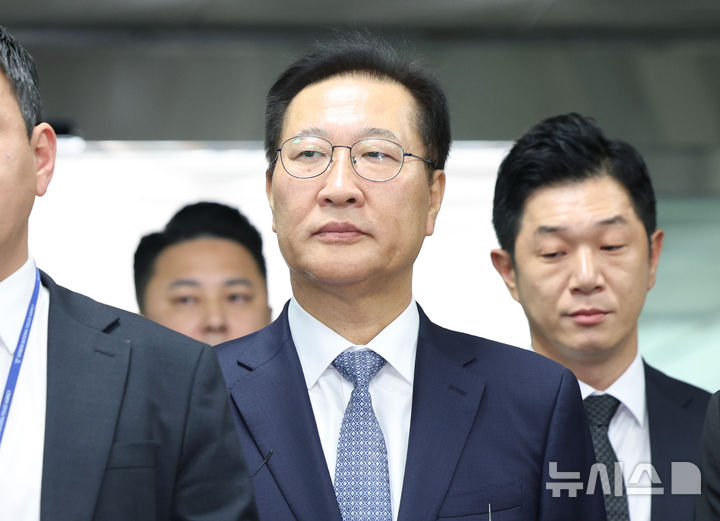 [서울=뉴시스] 김진아 기자 = 윤석열 전 대통령의 12·3 비상계엄 선포를 가담·방조한 혐의를 받는 박성재 전 법무부 장관이 14일 오전 서울 서초구 서울중앙지방법원에서 열린 구속 전 피의자 심문(영장실질심사)에 출석하고 있다. 2025.10.14. bluesoda@newsis.com