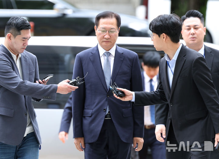 [서울=뉴시스] 김진아 기자 = 윤석열 전 대통령의 12·3 비상계엄 선포를 가담·방조한 혐의를 받는 박성재 전 법무부 장관이 14일 오전 서울 서초구 서울중앙지방법원에서 열린 구속 전 피의자 심문(영장실질심사)에 출석하고 있다. 2025.10.14. bluesoda@newsis.com