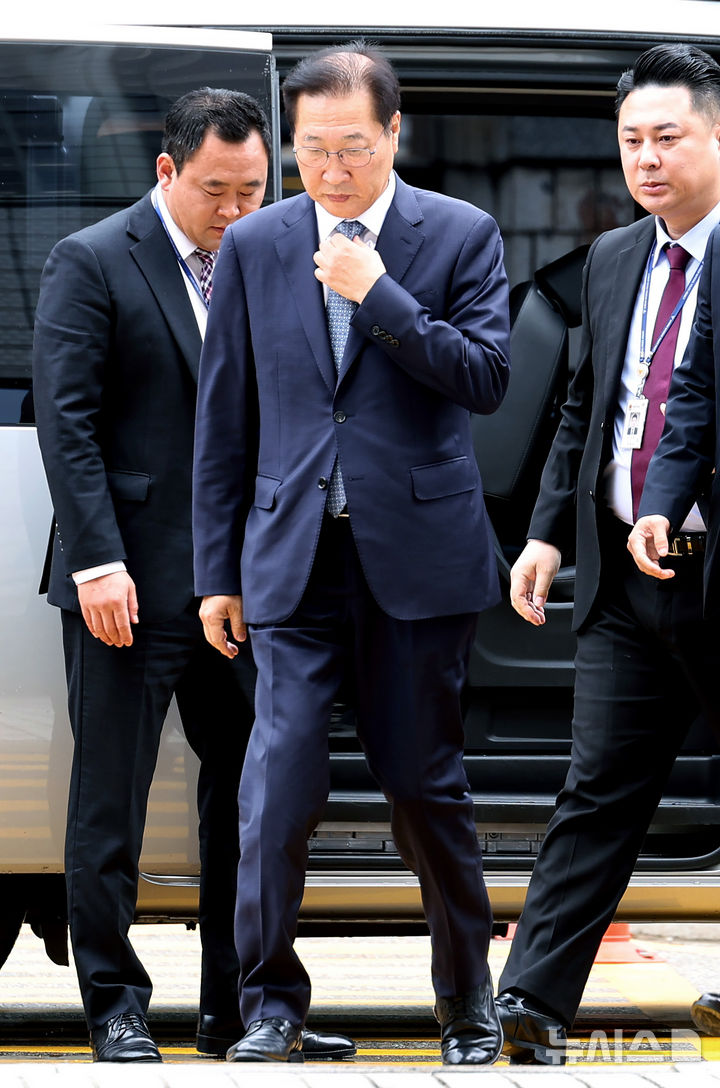 [서울=뉴시스] 김진아 기자 = 윤석열 전 대통령의 12·3 비상계엄 선포를 가담·방조한 혐의를 받는 박성재 전 법무부 장관이 14일 오전 서울 서초구 서울중앙지방법원에서 열린 구속 전 피의자 심문(영장실질심사)에 출석하고 있다. 2025.10.14. bluesoda@newsis.com