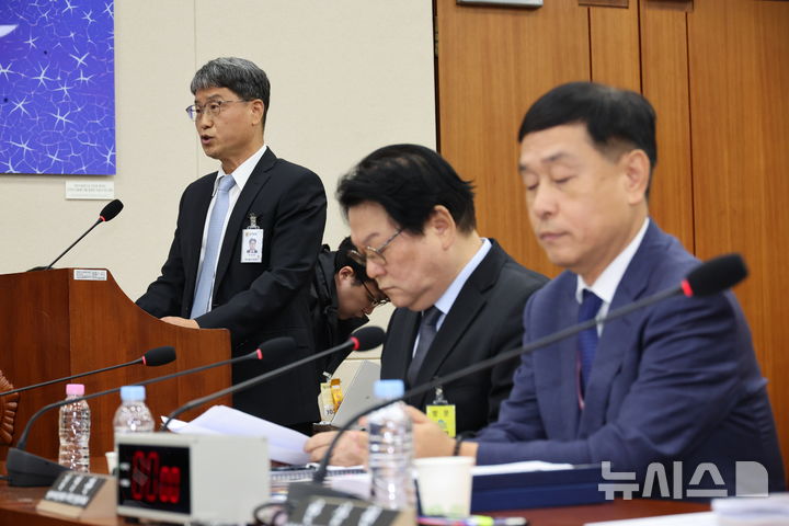 [서울=뉴시스] 김금보 기자 = 반상권 방송미디어통신위원회 위원장 직무대리가 14일 서울 여의도 국회에서 열린 과학기술정보방송통신위원회 국정감사에서 발언을 하고 있다. 2025.10.14. kgb@newsis.com