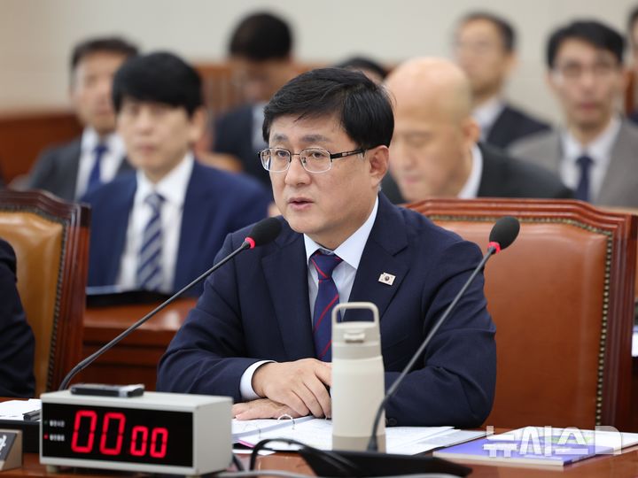 [서울=뉴시스] 김선웅 기자 = 김성환 기후에너지환경부 장관이 14일 서울 여의도 국회에서 열린 기후에너지환경노동위원회의 기후에너지환경부에 대한 국정감사에서 의원 질의에 답변하고 있다. 2025.10.14. mangusta@newsis.com