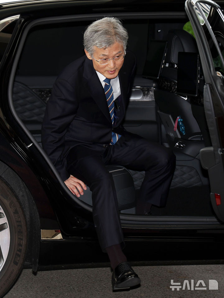 [서울=뉴시스] 홍효식 기자 = 조희대 대법원장이 14일 서울 서초구 대법원으로 출근하고 있다. 2025.10.14. yesphoto@newsis.com