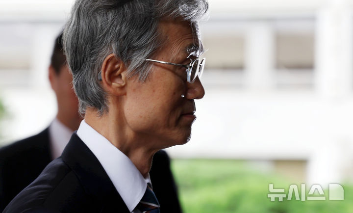 [서울=뉴시스] 홍효식 기자 = 조희대 대법원장이 14일 서울 서초구 대법원으로 출근하고 있다. 2025.10.14. yesphoto@newsis.com