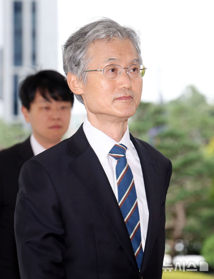 [서울=뉴시스] 홍효식 기자 = 조희대 대법원장이 14일 서울 서초구 대법원으로 출근하고 있다. 2025.10.14. yesphoto@newsis.com