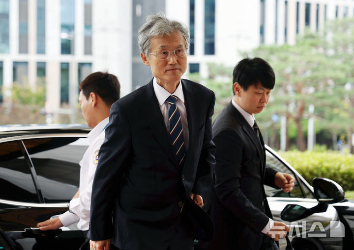 [서울=뉴시스] 홍효식 기자 = 조희대 대법원장이 14일 서울 서초구 대법원으로 출근하고 있다. 2025.10.14. yesphoto@newsis.com