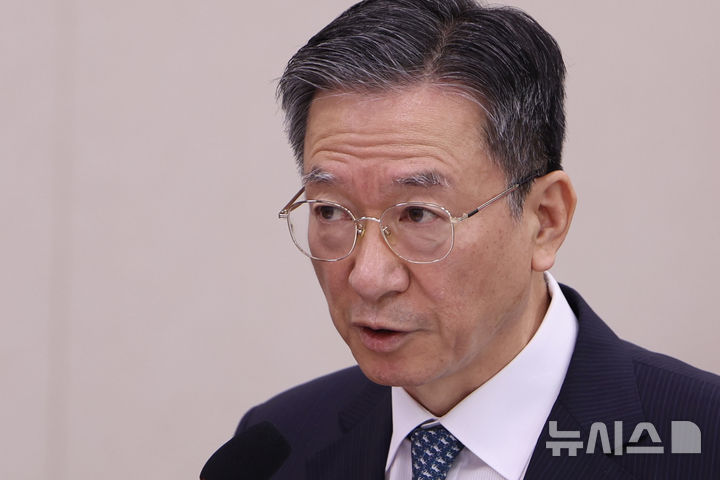 [서울=뉴시스] 김명년 기자 = 정성호 법무부 장관이 지난 14일 오전 서울 여의도 국회 법제사법위원회에서 열린 법무부 등에 대한 국정감사에서 업무보고하고 있다. 2025.10.14. kmn@newsis.com