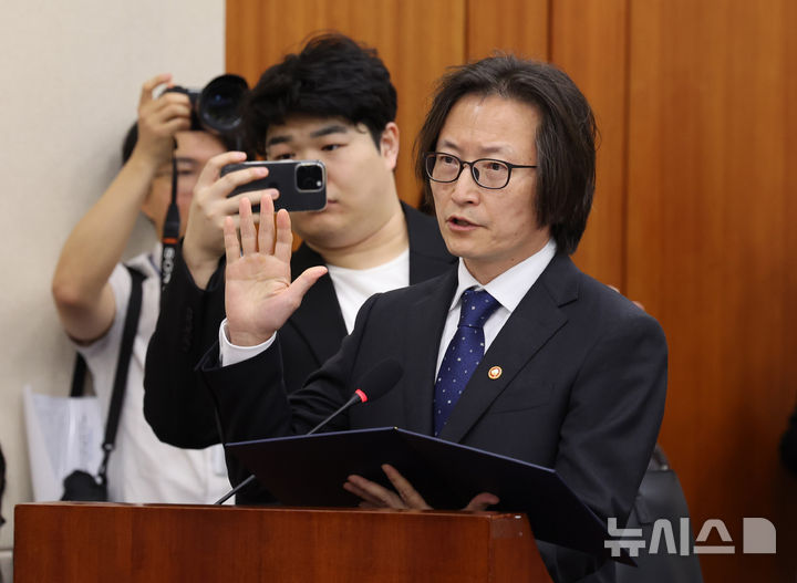 [서울=뉴시스] 배훈식 기자 = 주병기 공정거래위원장이 14일 오전 서울 여의도 국회에서 열린 국정감사에서 증인 선서를 하고 있다. 2025.10.14. dahora83@newsis.com