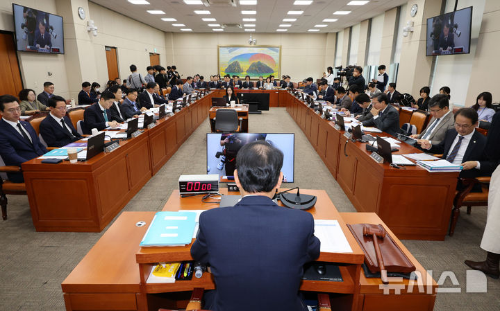 [서울=뉴시스] 배훈식 기자 = 14일 오전 서울 여의도 국회에서 정무위원회 국정감사가 열리고 있다. 2025.10.14. dahora83@newsis.com
