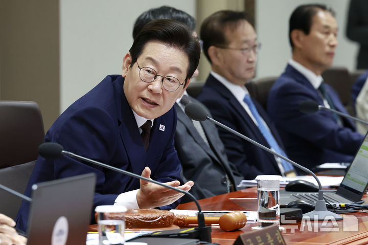 [서울=뉴시스] 최동준 기자 = 이재명 대통령이 14일 서울 용산 대통령실 청사에서 열린 국무회의에서 발언하고 있다. 2025.10.14. photocdj@newsis.com