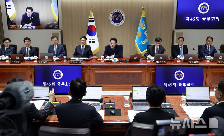 [서울=뉴시스] 최동준 기자 = 이재명 대통령이 14일 서울 용산 대통령실 청사에서 열린 국무회의에서 발언하고 있다. 2025.10.14. photocdj@newsis.com
