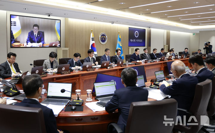 [서울=뉴시스] 최동준 기자 = 이재명 대통령이 14일 서울 용산 대통령실 청사에서 열린 국무회의에서 발언하고 있다. 2025.10.14. photocdj@newsis.com