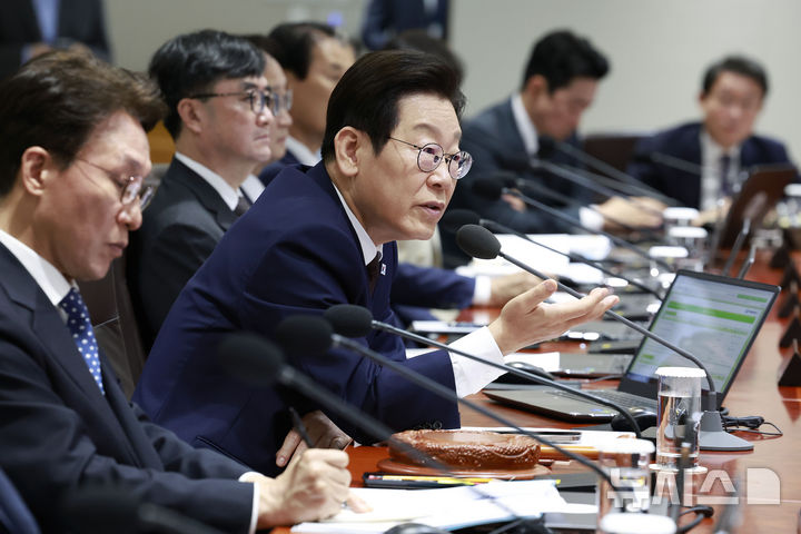 [서울=뉴시스] 최동준 기자 = 이재명 대통령이 14일 서울 용산 대통령실 청사에서 열린 국무회의에서 발언하고 있다. 2025.10.14. photocdj@newsis.com