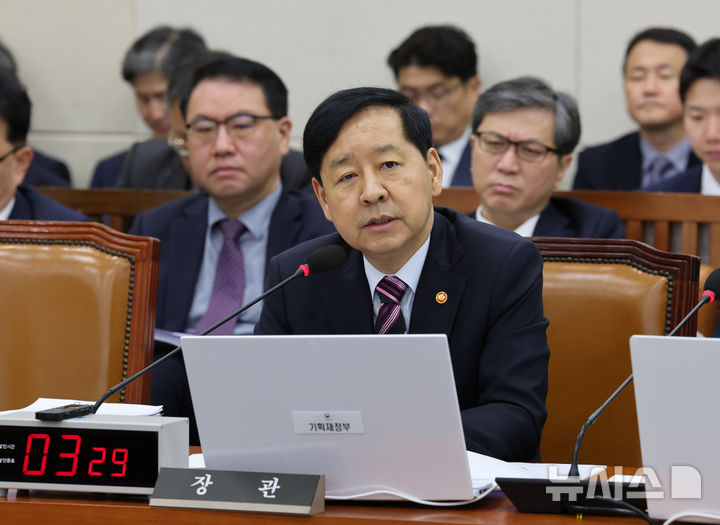 [서울=뉴시스] 배훈식 기자 = 구윤철 경제부총리 겸 기획재정부 장관이 14일 오전 서울 여의도 국회에서 열린 기획재정위원회 국정감사에서 의원들의 질의에 답변하고 있다. 2025.10.14. dahora83@newsis.com