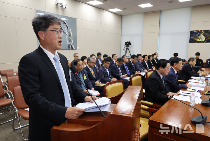 [서울=뉴시스] 김금보 기자 = 반상권 방송미디어통신위원회 위원장 직무대리가 14일 서울 여의도 국회에서 열린 과학기술정보방송통신위원회 국정감사에서 발언을 하고 있다. 2025.10.14. kgb@newsis.com