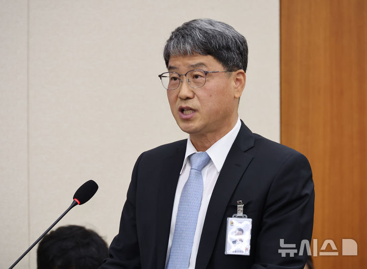 [서울=뉴시스] 김금보 기자 = 반상권 방송미디어통신위원회 위원장 직무대리가 14일 서울 여의도 국회에서 열린 과학기술정보방송통신위원회 국정감사에서 인사말을 하고 있다. 2025.10.14. kgb@newsis.com