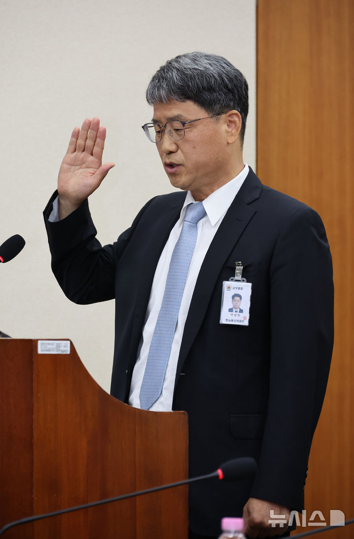 [서울=뉴시스] 김금보 기자 = 반상권 방송미디어통신위원회 위원장 직무대리가 14일 서울 여의도 국회에서 열린 과학기술정보방송통신위원회 국정감사에서 선서를 하고 있다. 2025.10.14. kgb@newsis.com
