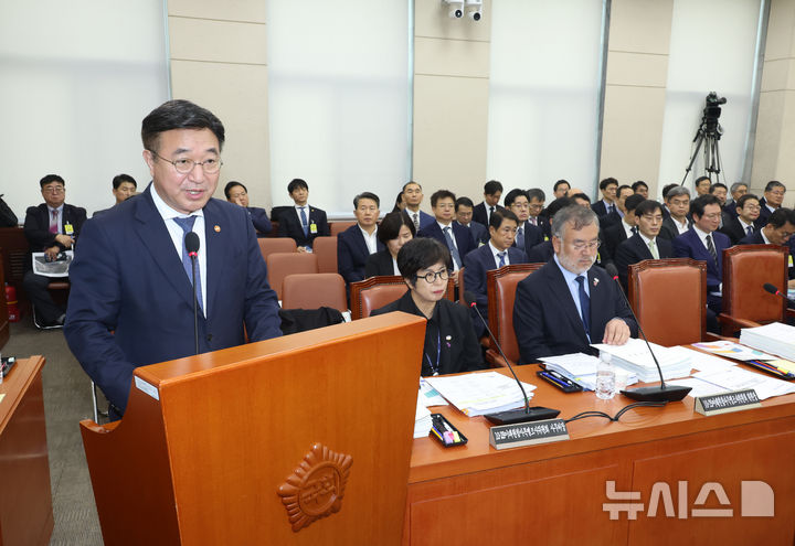 [서울=뉴시스] 고승민 기자 = 윤호중 행정안전부 장관이 14일 서울 여의도 국회에서 열린 행정안전위원회의 행정안전부 등 국정감사에서 업무보고를 하고 있다. 2025.10.14. kkssmm99@newsis.com