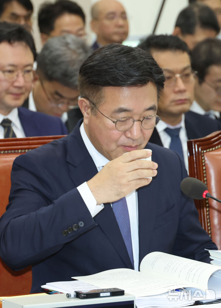 [서울=뉴시스] 고승민 기자 = 윤호중 행정안전부 장관이 14일 서울 여의도 국회에서 열린 행정안전위원회의 행정안전부 등 국정감사에서 물을 마시고 있다. 2025.10.14. kkssmm99@newsis.com