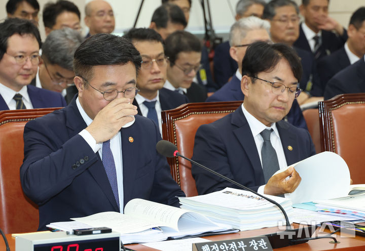 [서울=뉴시스] 고승민 기자 = 윤호중 행정안전부 장관이 14일 서울 여의도 국회에서 열린 행정안전위원회의 행정안전부 등 국정감사에서 물을 마시고 있다. 2025.10.14. kkssmm99@newsis.com