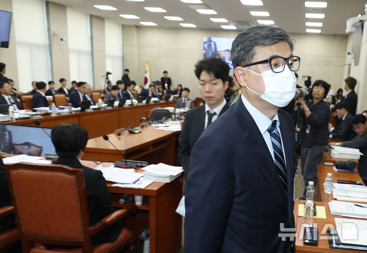 [서울=뉴시스] 고승민 기자 = 황인수 진실화해를위한과거사정리위원회 조사1국장이 14일 서울 여의도 국회에서 열린 행정안전위원회의 행정안전부 등 국정감사에서 마스크 탈착 요구를 거부한 뒤 퇴장 당하고 있다. 2025.10.14. kkssmm99@newsis.com