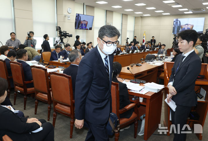 [서울=뉴시스] 고승민 기자 = 황인수 진실화해를위한과거사정리위원회 조사1국장이 14일 서울 여의도 국회에서 열린 행정안전위원회의 행정안전부 등 국정감사에서 마스크 탈착 요구를 거부한 뒤 퇴장 당하고 있다. 2025.10.14. kkssmm99@newsis.com