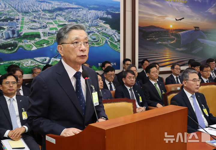 [서울=뉴시스] 고승민 기자 = 이한준 한국토지주택공사 사장이 14일 서울 여의도 국회에서 열린 국토교통위원회의 국정감사에서 업무보고를 하고 있다. 2025.10.14. kkssmm99@newsis.com