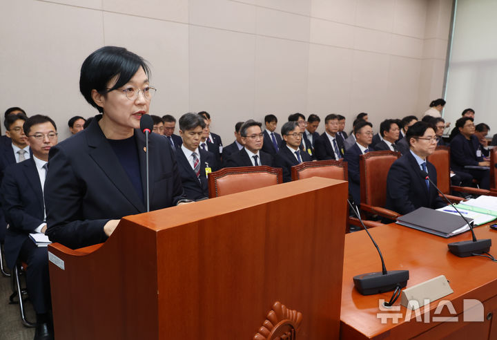 [서울=뉴시스] 고승민 기자 = 한성숙 중소벤처기업부 장관이 14일 서울 여의도 국회에서 열린 산업통상자원중소벤처기업위원회 국정감사에서 업무보고를 하고 있다. 2025.10.14. kkssmm99@newsis.com