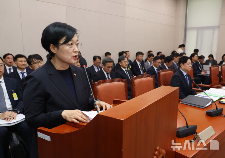 [서울=뉴시스] 고승민 기자 = 한성숙 중소벤처기업부 장관이 14일 서울 여의도 국회에서 열린 산업통상자원중소벤처기업위원회 국정감사에서 업무보고를 하고 있다. 2025.10.14. kkssmm99@newsis.com