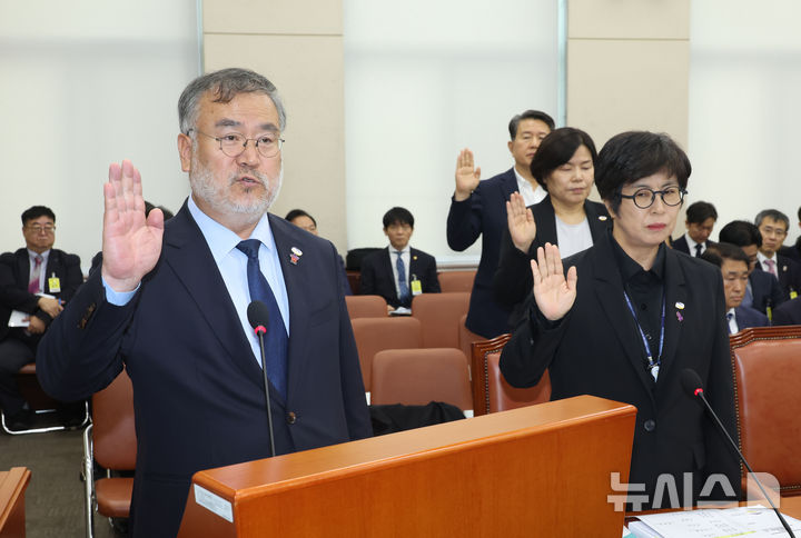 [서울=뉴시스] 고승민 기자 = 송기춘 10·29이태원참사 특별조사위원회 위원장이 14일 서울 여의도 국회에서 열린 행정안전위원회의 행정안전부 등 국정감사에서 증인선서를 하고 있다. 2025.10.14. kkssmm99@newsis.com