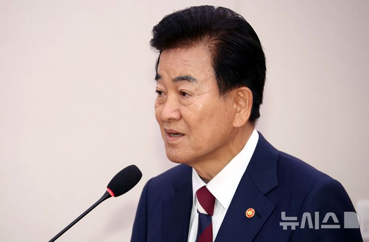 [서울=뉴시스] 조성봉 기자 = 정동영 통일부 장관이 14일 오전 서울 여의도 국회 외교통일위원회에서 열린 통일부 등에 대한 국정감사에서 업무 보고를 하고 있다.2025.10.24. suncho21@newsis.com