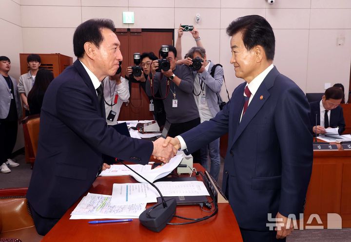 [서울=뉴시스] 조성봉 기자 = 정동영 통일부 장관이 14일 오전 서울 여의도 국회 외교통일위원회에서 열린 통일부 등에 대한 국정감사에서 증인 선서문을 김석기 외통위원장에게 제출하고 악수하고 있다.2025.10.14. suncho21@newsis.com