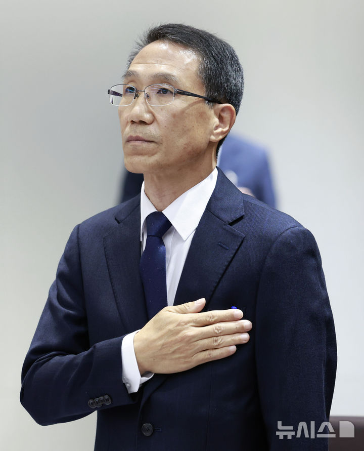 [서울=뉴시스] 최동준 기자 = 유재성 경찰청장 직무대행이 14일 서울 용산 대통령실 청사에서 열린 국무회의에서 국민의례를 하고 있다. 2025.10.14. photocdj@newsis.com