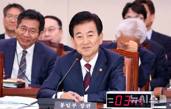 [서울=뉴시스] 조성봉 기자 = 정동영 통일부 장관이 14일 오전 서울 여의도 국회 외교통일위원회에서 열린 통일부 등에 대한 국정감사에서 의원 질의에 답변하고 있다.2025.10.14. suncho21@newsis.com