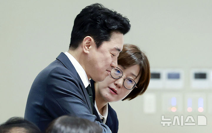 [서울=뉴시스] 최동준 기자 = 강훈식 비서실장과 김현지 제1부속실장이 14일 서울 용산 대통령실 청사에서 열린 국무회의에서 대화하고 있다. 2025.10.14. photocdj@newsis.com