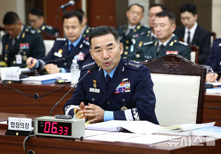 [서울=뉴시스] 국회사진기자단 = 진영승 합동참모본부 의장이 14일 오전 서울 용산구 합동참모본부에서 열린 2025년 국정감사에서 의원 질의에 답변하고 있다. 2025.10.14. photo@newsis.com