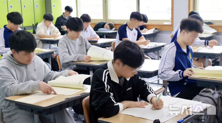 [전주=뉴시스] 김얼 기자 = 사진은 모의고사 치르는 학생들. 본 기사와 직전 관련 없음. 2025.10.14. pmkeul@newsis.com