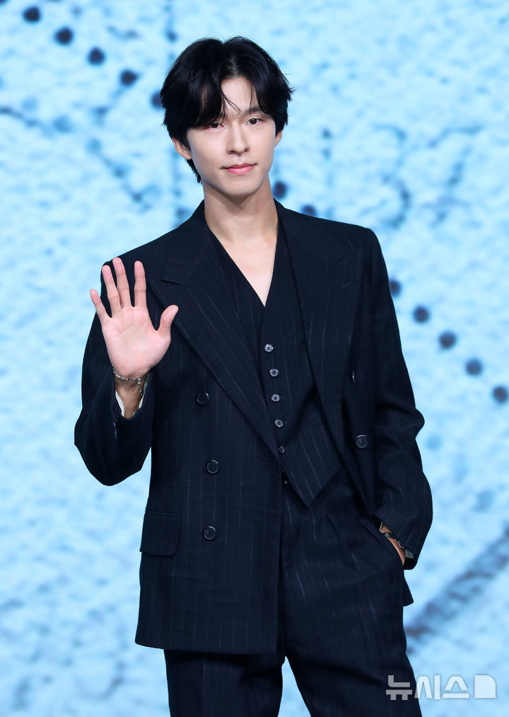 [서울=뉴시스] 김혜진 기자 = 배우 홍경이 14일 오전 서울 종로구 JW메리어트 동대문에서 열린 넷플릭스 영화 '굿뉴스'(감독 변성현) 제작보고회에서 포즈를 취하고 있다. 2025.10.14. jini@newsis.com