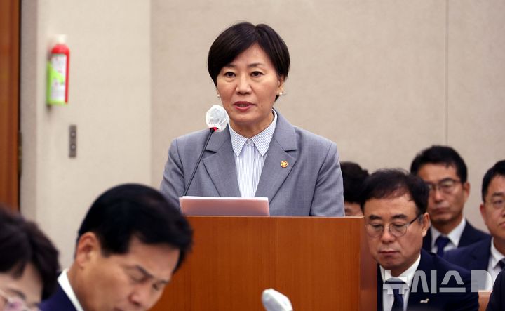 [서울=뉴시스] 조성봉 기자 = 송미령 농림축산식품부 장관이 14일 오전 서울 여의도 국회 농림축산식품해양수산위에서 열린 농림축산식품부 등에 대한 국정감사에서 업무 보고를 하고 있다.2025.10.14. suncho21@newsis.com
