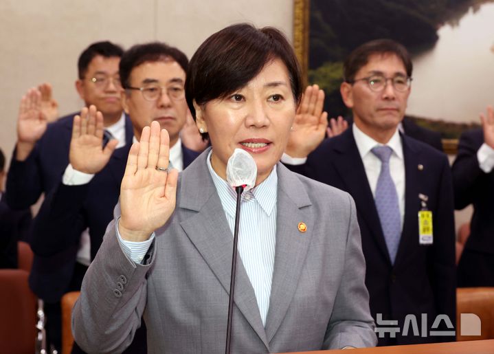 [서울=뉴시스] 조성봉 기자 = 송미령 농림축산식품부 장관이 14일 오전 서울 여의도 국회 농림축산식품해양수산위에서 열린 농림축산식품부 등에 대한 국정감사에서 증인 선서를 하고 있다.2025.10.14. suncho21@newsis.com