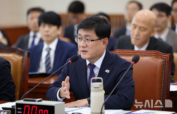 [서울=뉴시스] 김선웅 기자 = 김성환 기후에너지환경부 장관이 14일 서울 여의도 국회에서 열린 기후에너지환경노동위원회의 기후에너지환경부에 대한 국정감사에서 질의에 답변하고 있다. 2025.10.14. mangusta@newsis.com