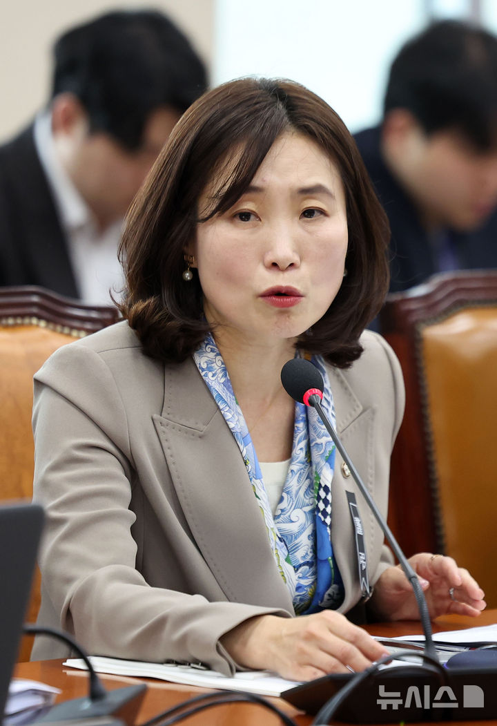 [서울=뉴시스] 김선웅 기자 = 김소희 국민의힘 의원이 14일 서울 여의도 국회에서 열린 기후에너지환경노동위원회의 기후에너지환경부에 대한 국정감사에서 의사진행발언을 하고 있다. 2025.10.14. mangusta@newsis.com