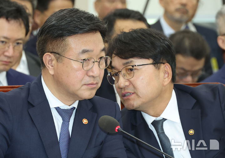 [서울=뉴시스] 고승민 기자 = 윤호중 행정안전부 장관과 김광용 재난안전관리본부장이 14일 서울 여의도 국회에서 열린 행정안전위원회의 행정안전부 등 국정감사에서 대화하고 있다. 2025.10.14. kkssmm99@newsis.com