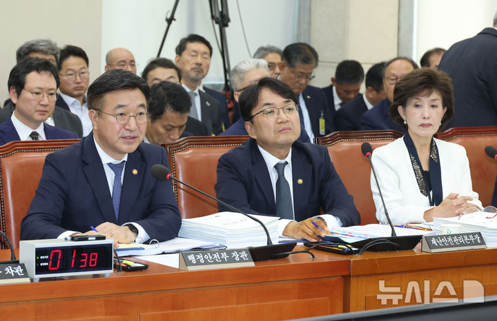 [서울=뉴시스] 고승민 기자 = 윤호중 행정안전부 장관이 14일 서울 여의도 국회에서 열린 행정안전위원회의 행정안전부 등 국정감사에서 의원 자료요청에 답하고 있다. 2025.10.14. kkssmm99@newsis.com