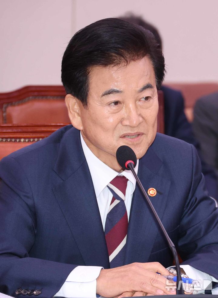 [서울=뉴시스] 조성봉 기자 = 정동영 통일부 장관이 14일 오전 서울 여의도 국회 외교통일위원회에서 열린 통일부 등에 대한 국정감사에서 의원 질의에 답변하고 있다.2025.10.14. suncho21@newsis.com
