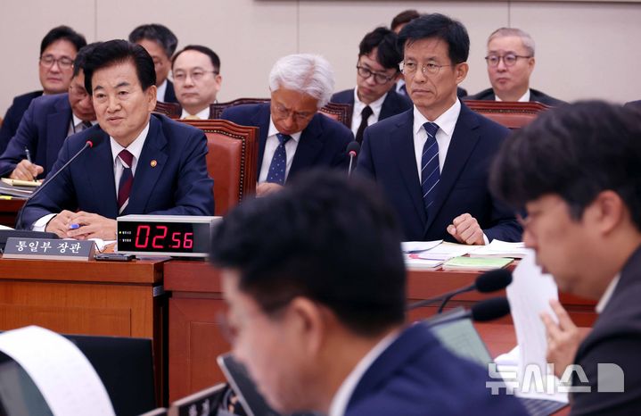 [서울=뉴시스] 조성봉 기자 = 정동영 통일부 장관이 14일 오전 서울 여의도 국회 외교통일위원회에서 열린 통일부 등에 대한 국정감사에서 의원 질의에 답변하고 있다.2025.10.14. suncho21@newsis.com