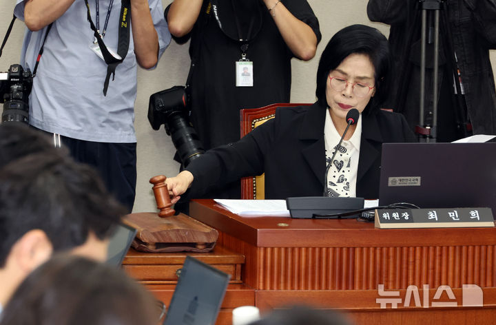 [서울=뉴시스] 김금보 기자 = 14일 서울 여의도 국회에서 열린 과학기술정보방송통신위원회 국정감사에서 최민희 위원장이 의사봉을 두드리고 있다. 2025.10.14. kgb@newsis.com