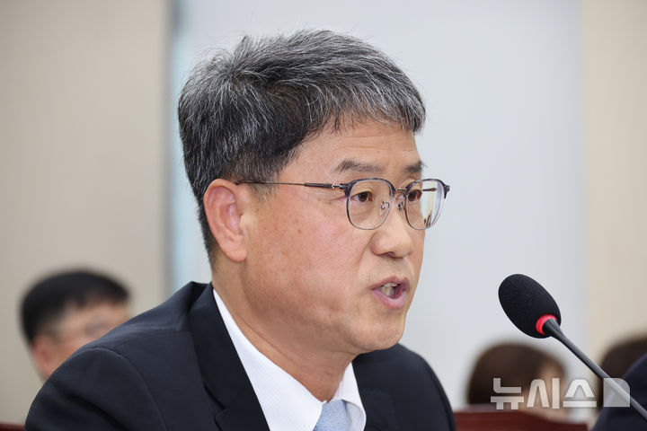 [서울=뉴시스] 김금보 기자 = 반상권 방송미디어통신위원회 위원장 직무대리가 14일 서울 여의도 국회에서 열린 과학기술정보방송통신위원회 국정감사에서 의원질의에 답하고 있다. 2025.10.14. kgb@newsis.com